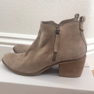 Dolce Vita Saira Tan Suede Zipper Ankle Booties 9